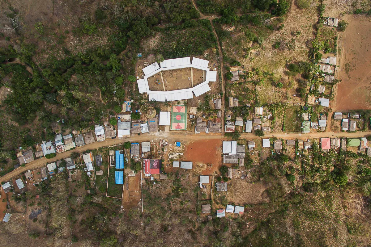 Estructura escolar en bloques modulares y cubiertas metálicas del Colegio Siete Vueltas en Urabá por Plan B.